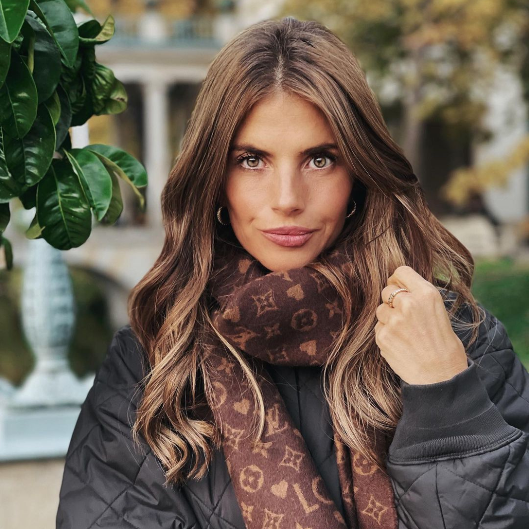 „Rewelacyjna kurteczka” – Weronika Rosati wybrała model, który jest hitem za oceanem. Podobną kupisz w sieciówce